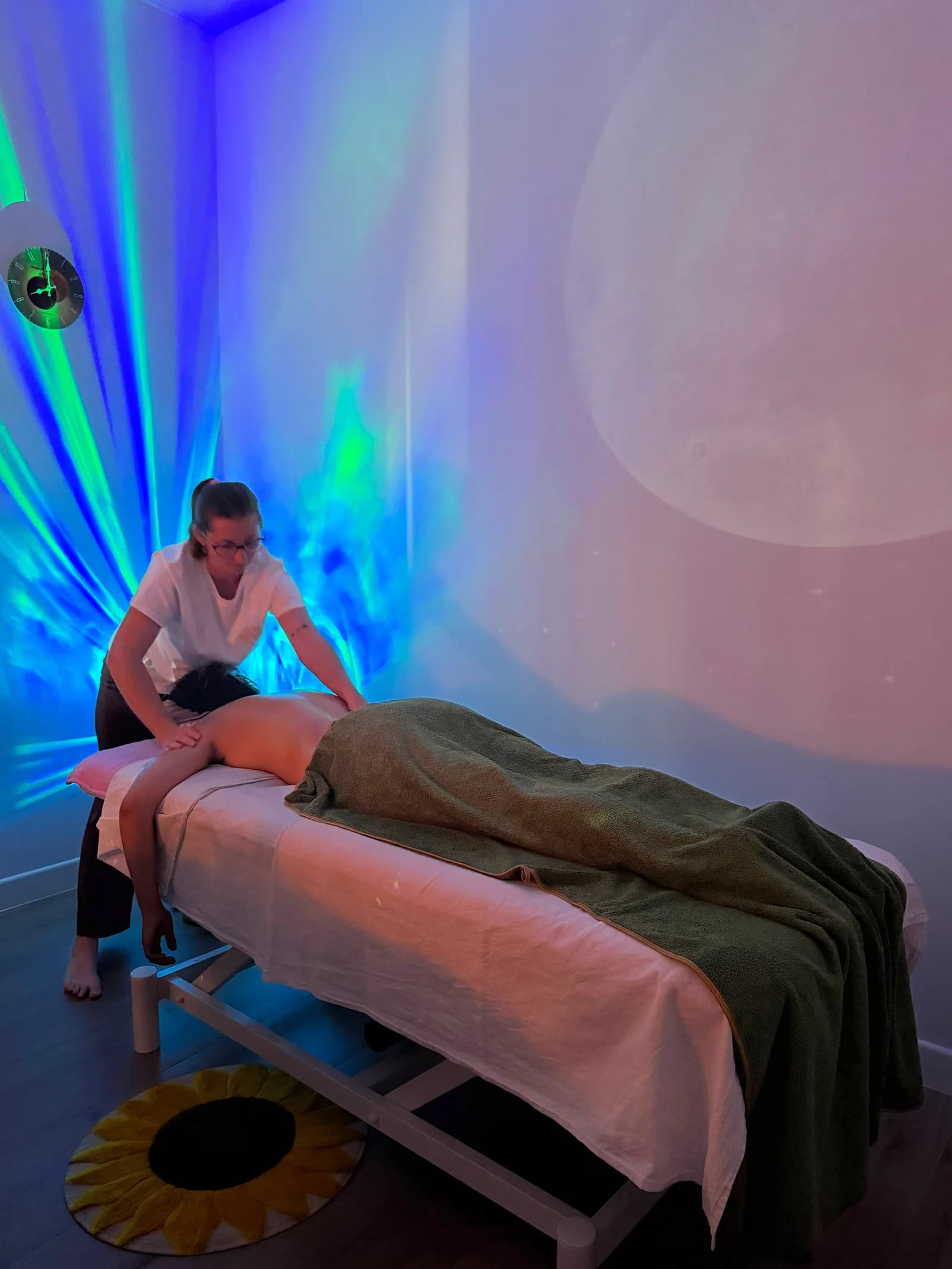 Sesión de masaje terapéutico y relajación en camilla con Cristina Aguilar en Yoga Sunflower Studio