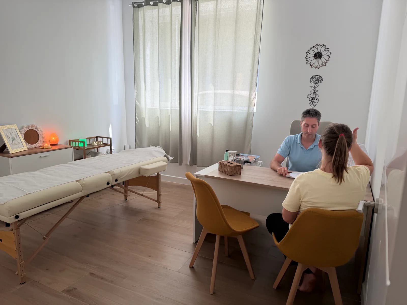 Consulta y tratamiento de Medicina Tradicional China con Luis Miguel en Yoga Sunflower Studio