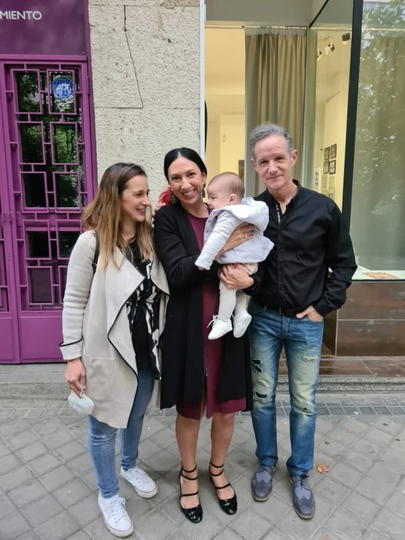 Silvia presentándole su bebé a Sergio Llull