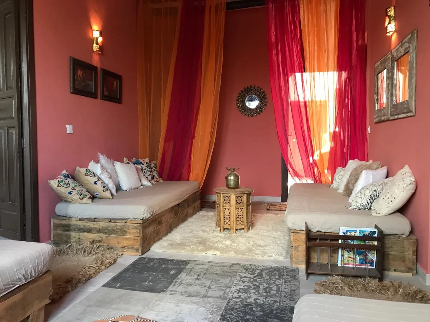Sala de relajación con telas cálidas y ambiente íntimo