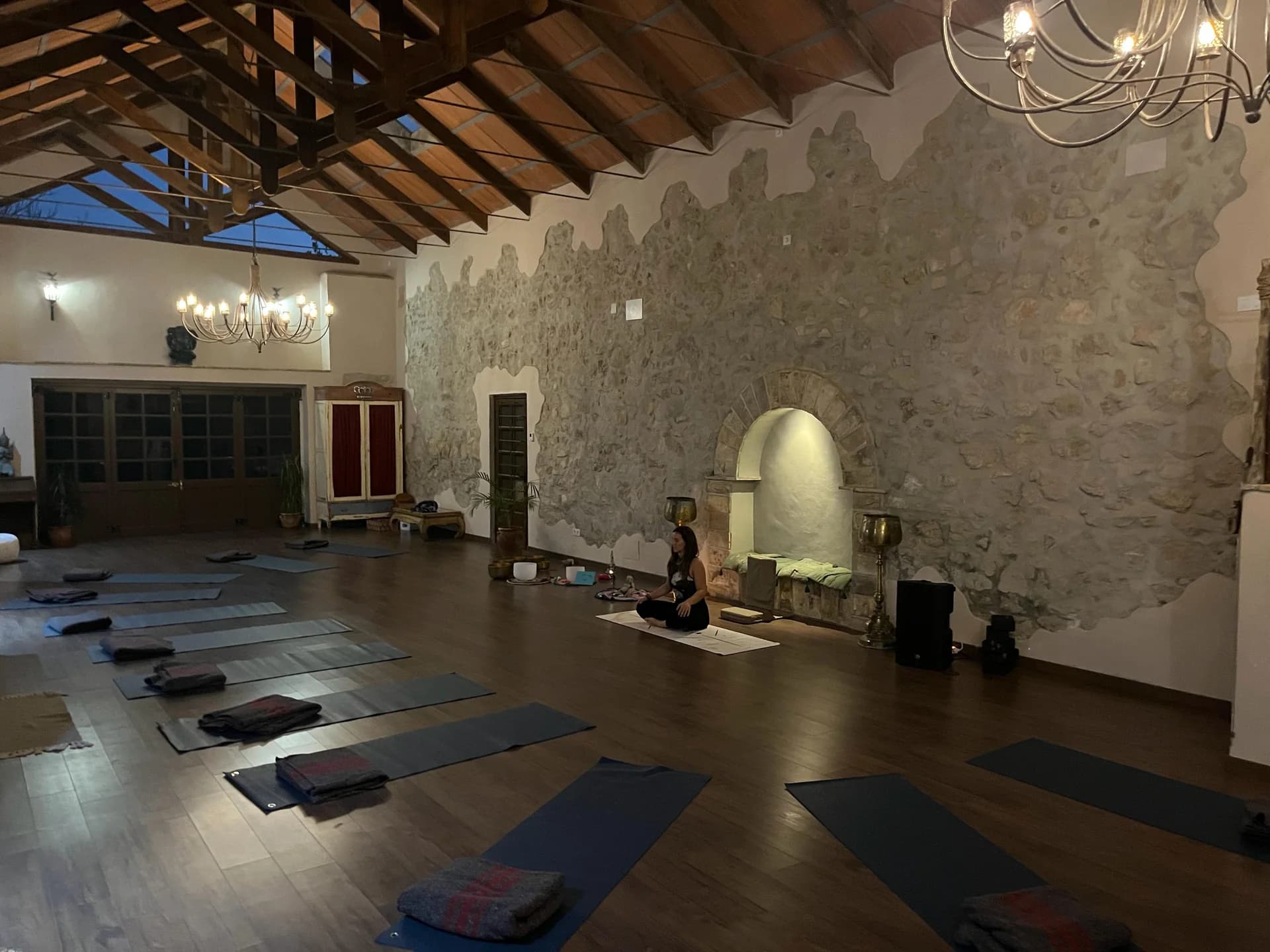 Shala de meditación de Cortijo San José con candelabros de forja