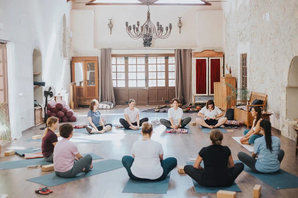 Silvia Navas en postura de meditación en el estudio de yoga Sunflower Studio