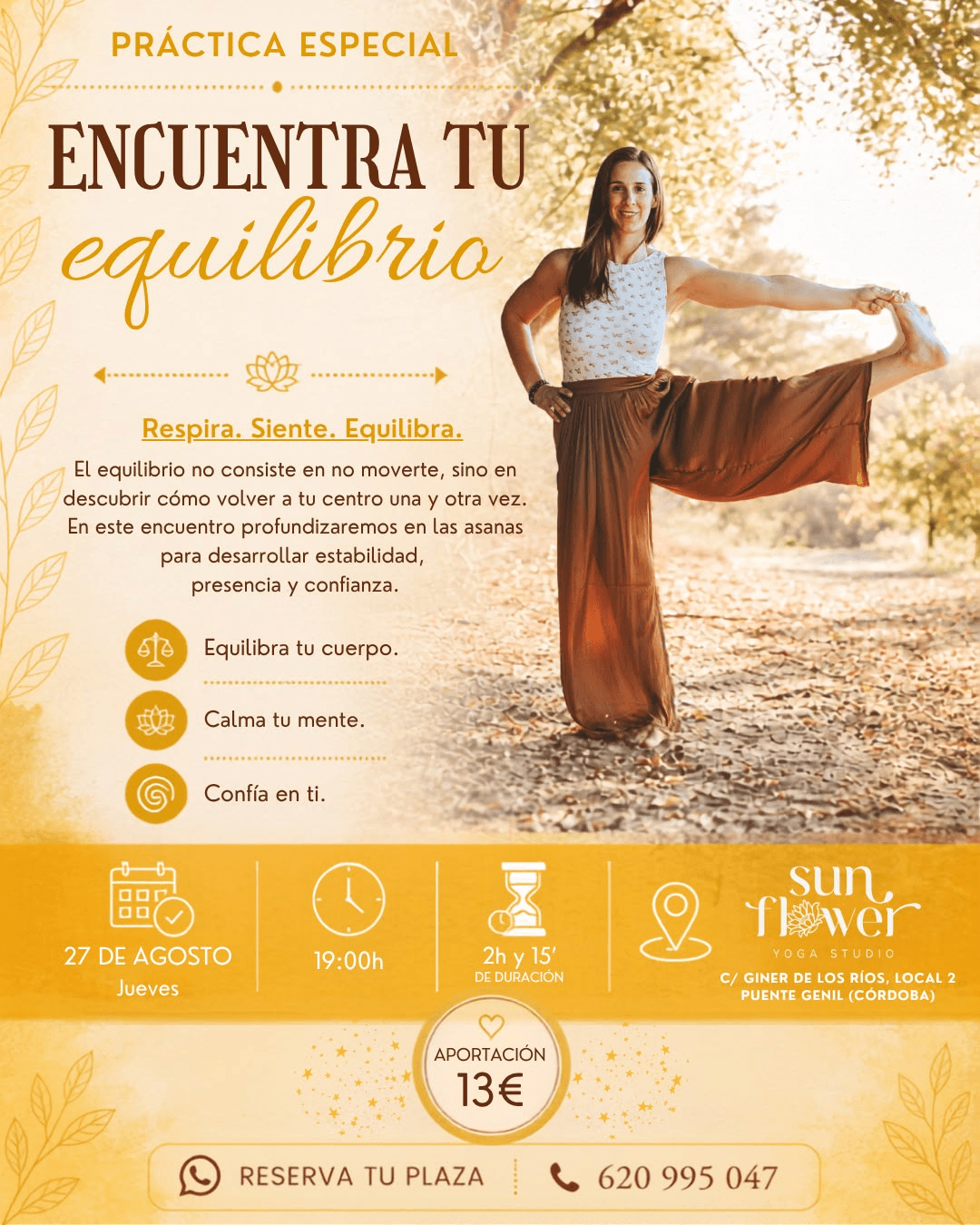 Silvia Navas en postura de equilibrio sonriendo entre árboles para el taller Encuentra Tu Equilibrio